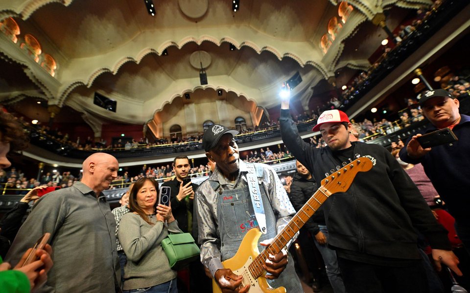 Membership Marquee Circle Lead Image Buddy Guy with Crowd