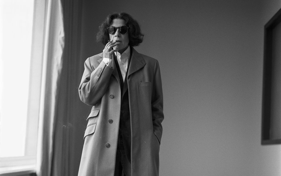 Fran Lebowitz standing