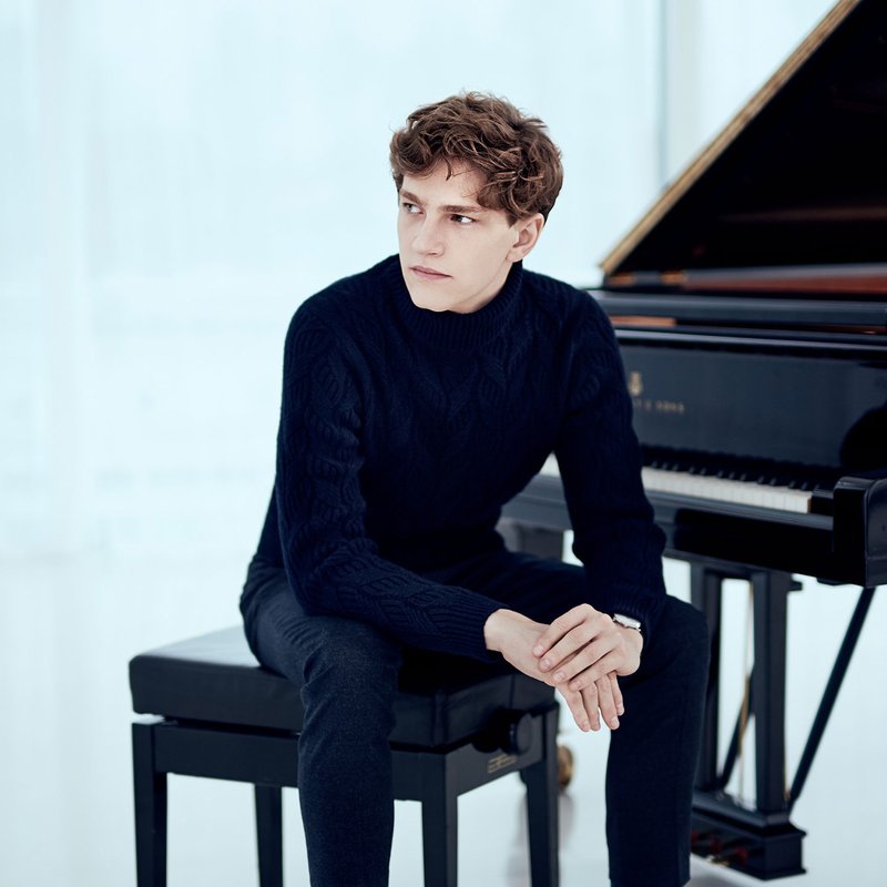 Jan Lisiecki Plays Grieg webpage